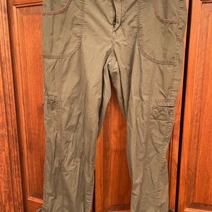 Size 8 Olive Apt 9 modern fit utility Capri